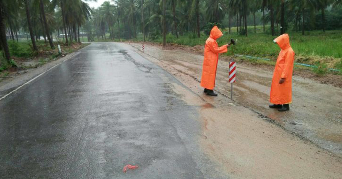 ฝนถล่มประจวบฯ กรมทางหลวงชนบท ติดตั้งป้ายเตือนห้ามผ่าน 1 สายทาง