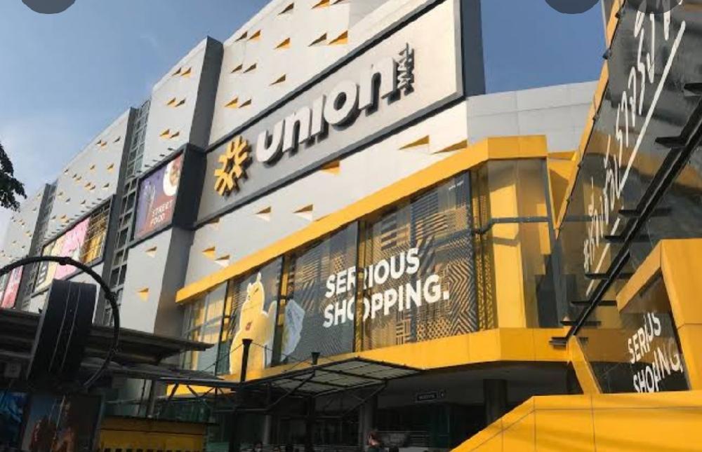 For SaleShophouseLadprao, Central Ladprao : urgent!!!  2 units for sale, suitable for a pub, beauty clinic, restaurant, home office, opposite Union Mall.  Opposite Central Ladprao, prime location with diamonds.  Lower than market price!!!!  Buy to resell or buy to rent to make a profit, potential l