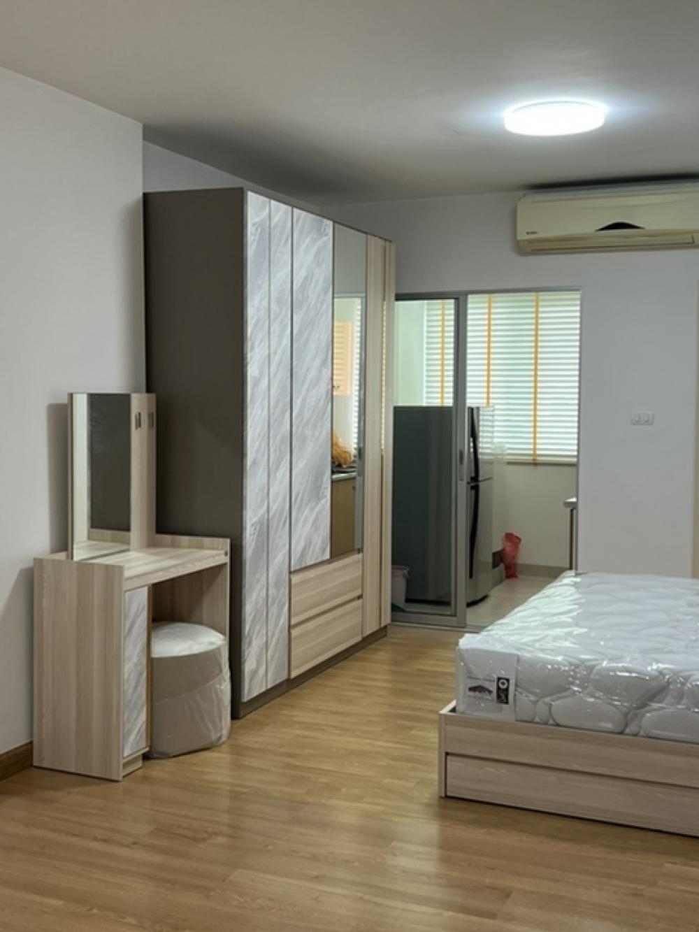 For RentCondoKasetsart, Ratchayothin : Only 10,000 baht. Studio room for rent at Supalai Park @Kaset. Convenient transportation, few minutes from the BTS. with furniture + electrical appliances