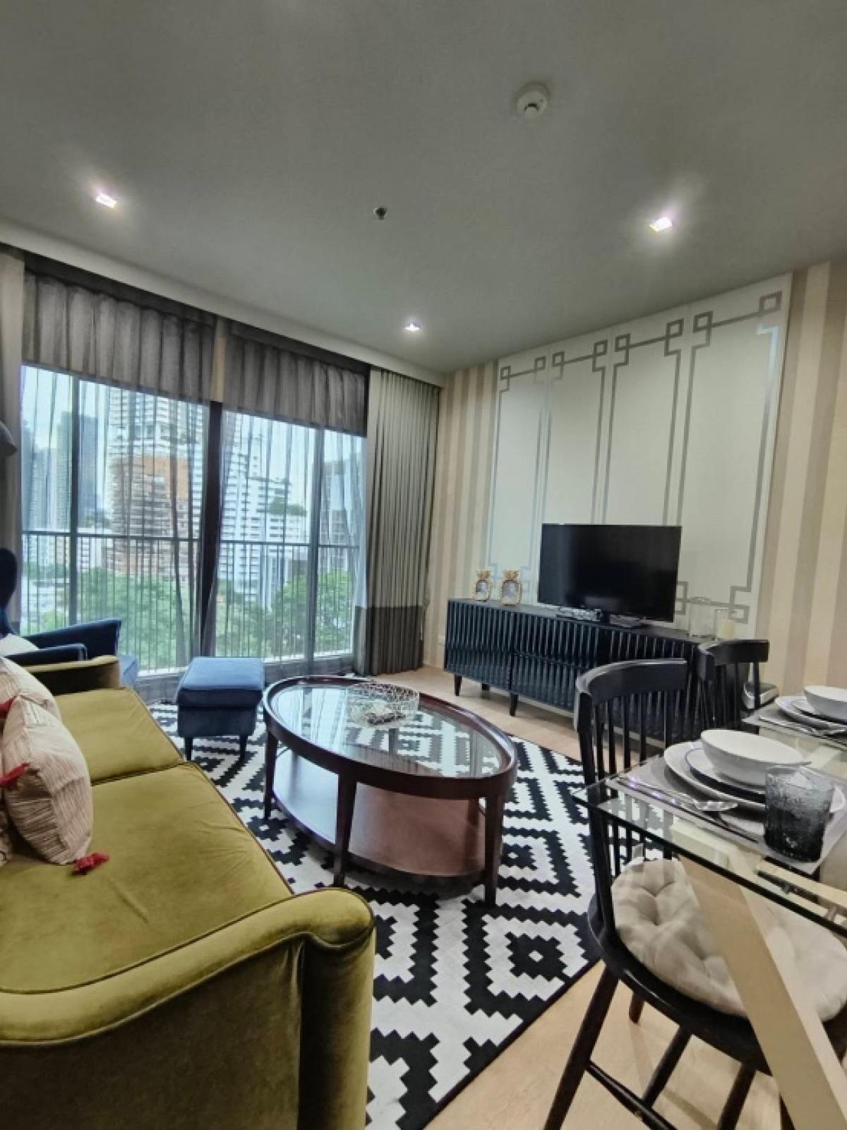 For RentCondoSukhumvit, Asoke, Thonglor : ❤️❤️❤️ Condo for rent, noble refine, Sukhumvit 26, 10th floor, corner room. If interested, contact line/tel 0859114585 ❤️❤️ Get privacy, quiet room, 1 bedroom, 1 bathroom, very wide area, size 56 sq m, near BTS Phrom Phong and the road. Sukhumvit near Mar