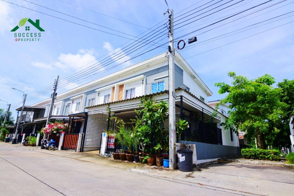 For SaleTownhouseSamut Prakan,Samrong : Townhouse for sale, Pruksa 74/3 Srinakarin-Theparak, corner plot house 23 sq m. Convenient transportation, only 15 minutes to the BTS and expressway.