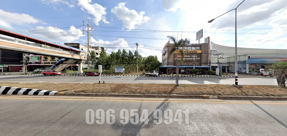 For SaleLandKorat Nakhon Ratchasima : Land for sale in Hua Thale Subdistrict, with a pedestrian bridge crossing. Selling at appraised price 3-2-37 rai (1,437 sq m.) next to the main road, 8 lanes, Nakhon Ratchasima-Chokchai Rd. Near Lotus, Honda Center