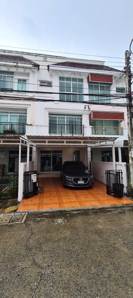 For RentTownhousePattanakan, Srinakarin : Townhome for rent, 3 floors, 3 bedrooms, 3 bathrooms, price 28,000, Krungthep Kreetha Srinakarin.