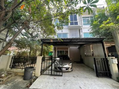 For RentTownhousePattanakan, Srinakarin : 3-storey townhome for rent, behind the corner of The Metro Village, Rama 9-Motorway ready to move in