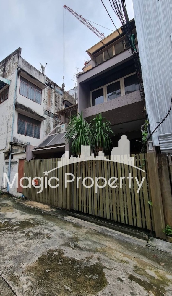 For SaleTownhouseSukhumvit, Asoke, Thonglor : 4 Bedroom Townhouse for Sale in Sukhumvit 15, Khlong Toei Nuea, Watthana, Bangkok