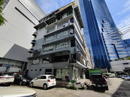 For SaleShophouseRatchadapisek, Huaikwang, Suttisan : Urgent sale! Ratchada office, convenient location # 6 storey height (near the main road, shopping centers and MRT) 30 sq m. 600 sq m. Behind the extra wide corner can park up to 12 cars.