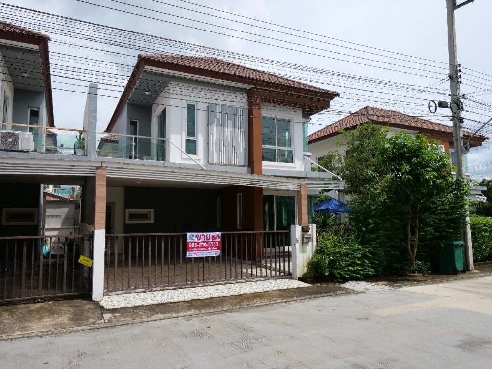 For SaleHouseNonthaburi, Bang Yai, Bangbuathong : House for sale, second hand, best price in the project. In Chuan Chom Park Village 3, Bang Kruai - Sai Noi Road, twin houses, land size 40.8 sq m., usable area 160 sq m, price 2.59 million baht.