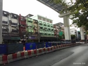 For SaleShophouseLadprao101, Happy Land, The Mall Bang Kapi : Selling a commercial building, 4 booths, 5 floors, next to MRT Ladprao 101 station, only 100 meters.