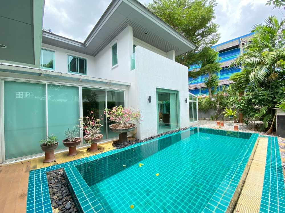 For RentHousePattanakan, Srinakarin : ✨✨ Rent!! 2 storey detached house on the corner of Noble Tara Village Phatthanakan intersection, size 134 sq.wa., 3 bedrooms, 4 bathrooms, 2 living rooms with private pool, near MRT Phatthanakan, ready to move in ✨✨