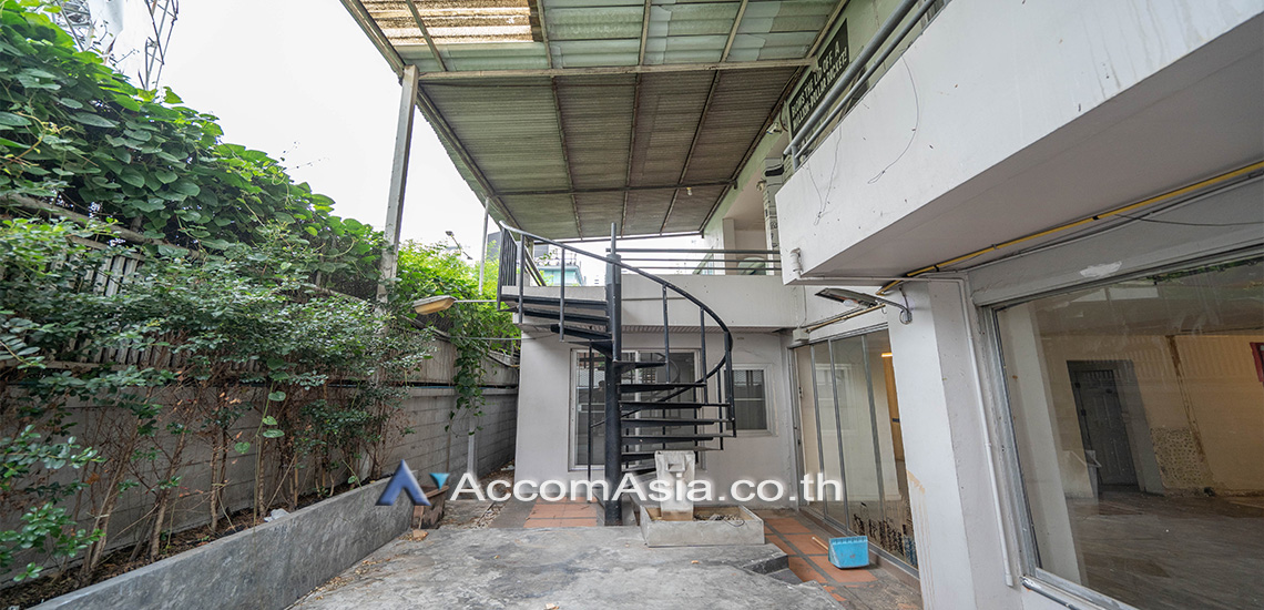 For RentHouseWitthayu, Chidlom, Langsuan, Ploenchit : Home Office, Pet-friendly | 3 Bedrooms House for Rent in Ploenchit, Bangkok near BTS Ploenchit (AA29858)