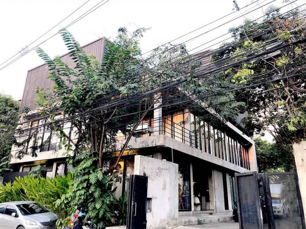 For RentTownhouseSapankwai,Jatujak : Ratchada office for rent (near MRT Ladprao, only 1.5 Km.) 231 sq wa, building area over 1000 sq m, with freight elevator, convenient location, comfortable in and out.