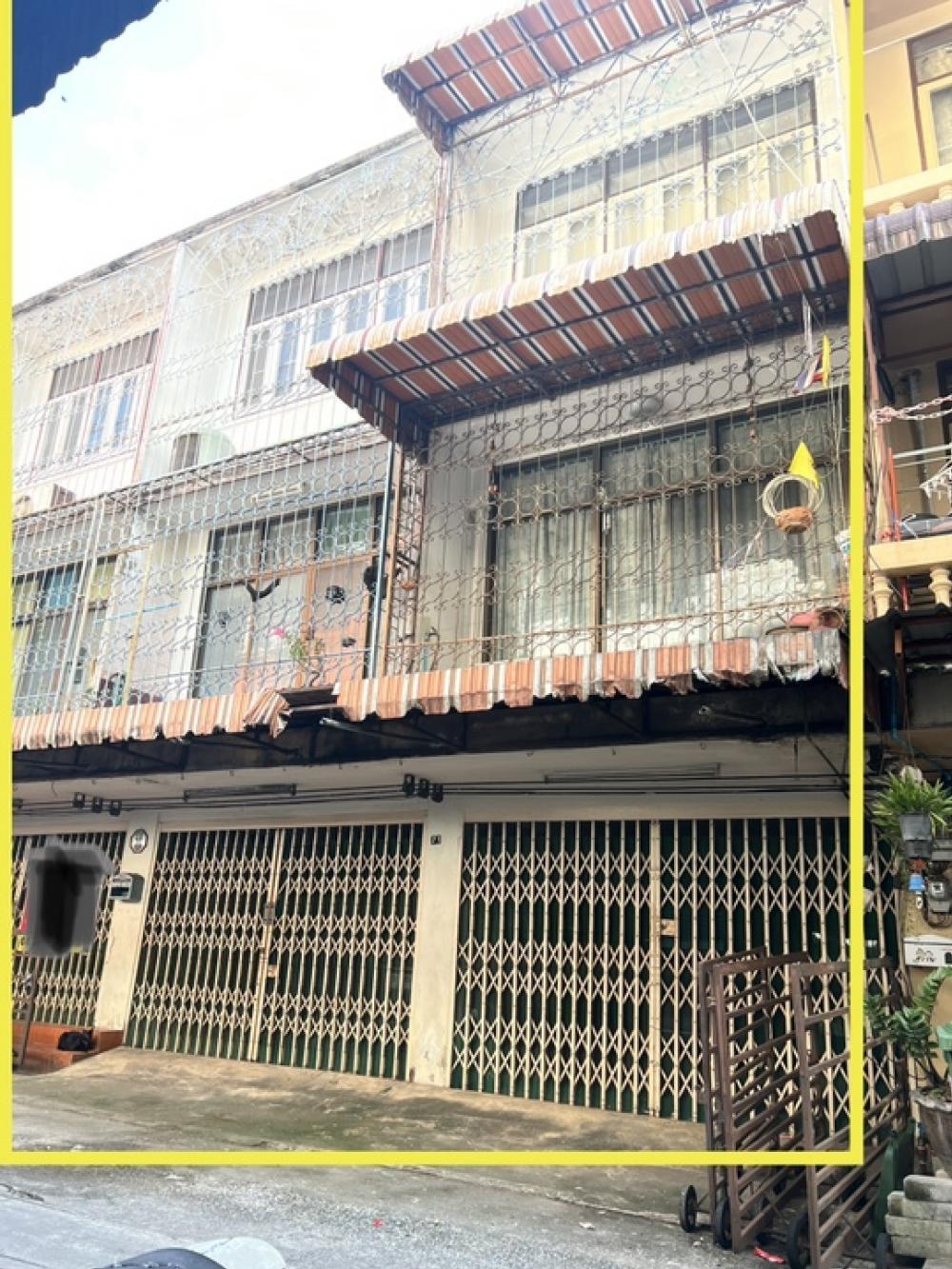 For SaleShophouseRatchadapisek, Huaikwang, Suttisan : Commercial building for sale, good location, near Robinson Ratchada, Soi Prem Sombat