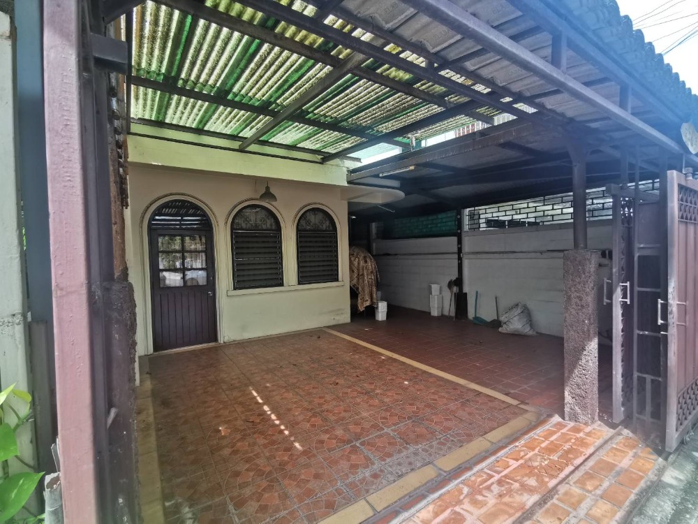 For SaleHouseRatchadapisek, Huaikwang, Suttisan : Urgent sale, cheapest sale in this area. House in Sutthisan Road. Twin houses in Soi Inthamara 26/1 near MRT Suthisan Station.