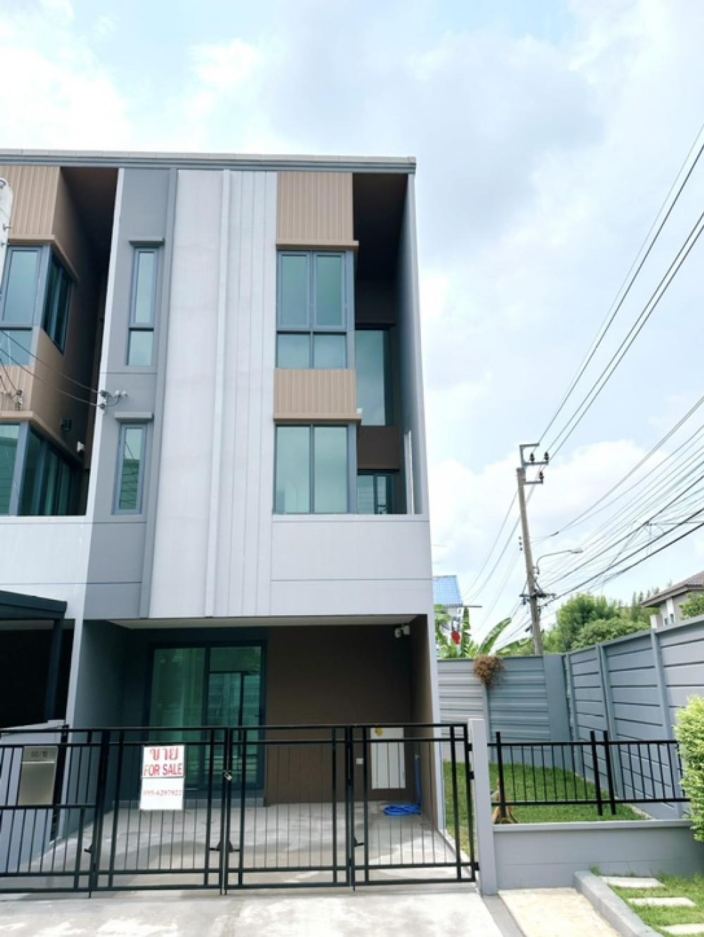 For SaleTownhouseRathburana, Suksawat : Selling a new 3-storey house in the middle of the city, corner plot, Pracha Uthit, Suksawat, Rama 3, completed. ready to move in