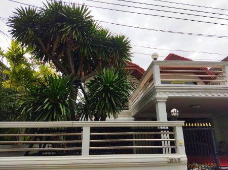 For RentHouseSapankwai,Jatujak : Single house for rent near Wat Samianaree BTS and tolls way.