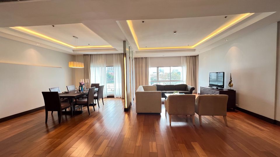 For RentCondoWitthayu, Chidlom, Langsuan, Ploenchit : +++ Urgent rent +++ Royal Residence Park *** 4 bedrooms, size 275 sq m, fully furnished, ready to move in.