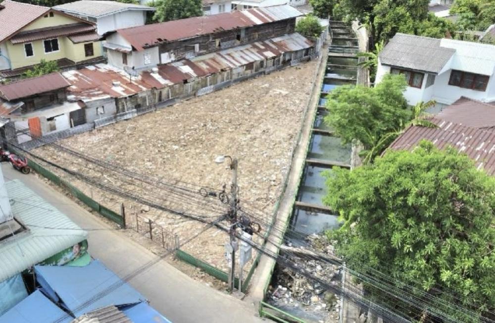 For SaleLandWongwianyai, Charoennakor : Extremely discounted land for sale at appraised price!! Size 110 sq m, very cheap price, very good location in the city, Bangkok Yai District, Soi Itsaraphap 27, close to the main road only 50 meters. Interested call: 0922829196