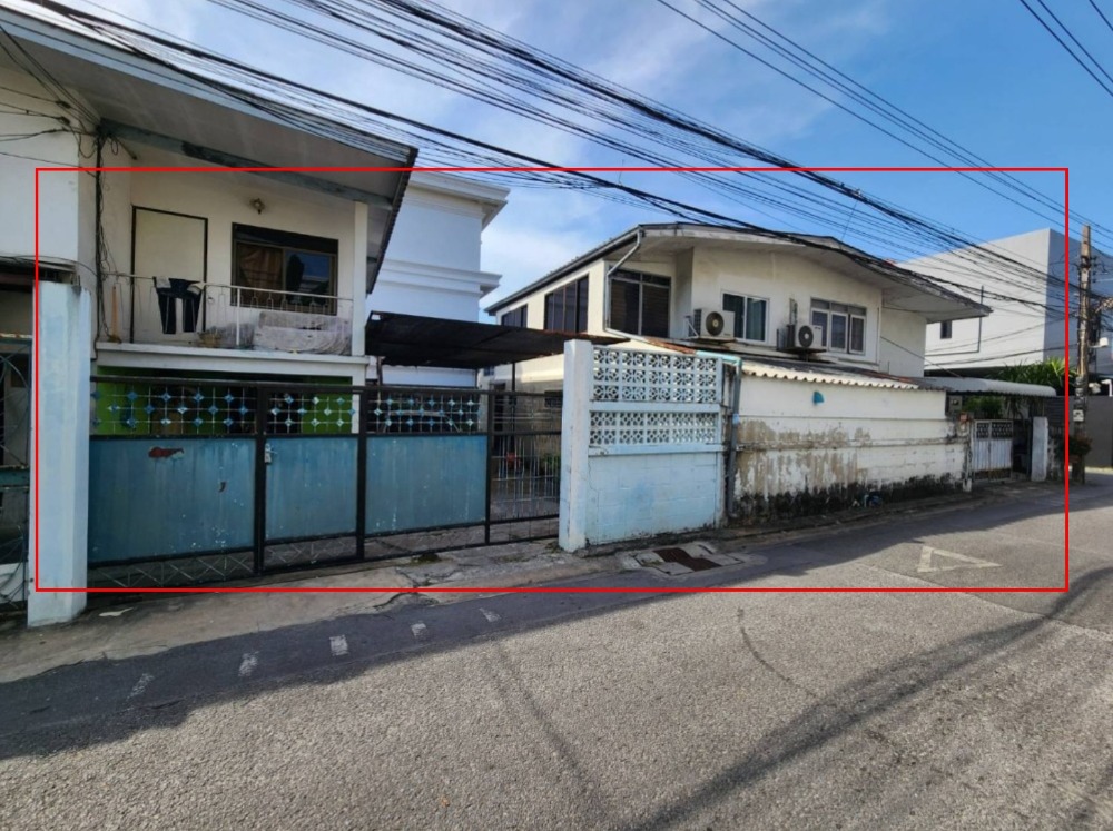 For SaleHouseRatchadapisek, Huaikwang, Suttisan : 2 detached houses for sale (behind the corner) in Ratchada-Huaykwang-Ladprao area (Soi Watthana Niwet), near MRT Sutthisan, only 3 minutes.