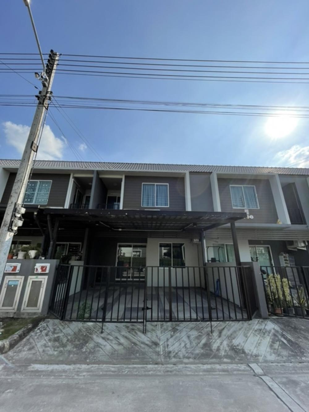 For SaleTownhousePathum Thani,Rangsit, Thammasat : Townhome for sale, Areeya The Color, Lam Luk Ka Khlong 4 ** New house, never been in ** Main road in front of the house, behind the house does not hit anyone.