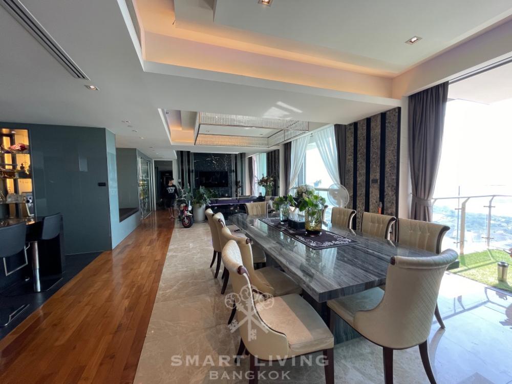 For SaleCondoRama3 (Riverside),Satupadit : 🌤️ Sell with tenant til July 25
Beautiful and luxurious 3 beds, 3 baths room with a spacious area of 243 sq.m. It features two large balconies with a wide view of the Chao Phraya River. Conveniently located on Rama 3 Road.