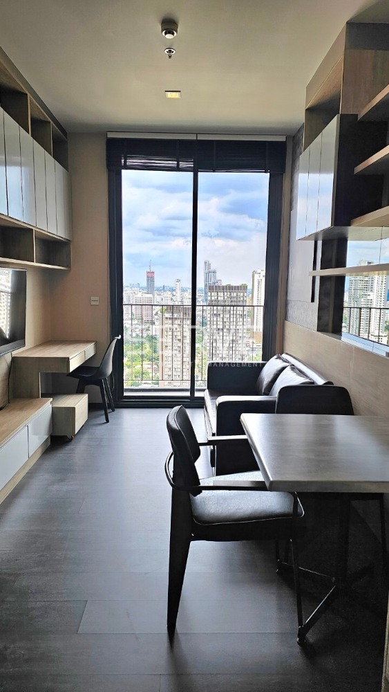 For RentCondoSukhumvit, Asoke, Thonglor : Hot Price and Nice View 1 Bed Good Location BTS Asok 250 m. & MRT Sukhumvit 200 m. at Edge Sukhumvit 23 Condo / For Rent