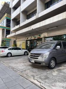 For SaleShophousePattanakan, Srinakarin : Selling a 4-storey commercial building, 3 booths, area 1,435 sq m. Along Rama 9 Road, near The Night, parking for 6 cars.