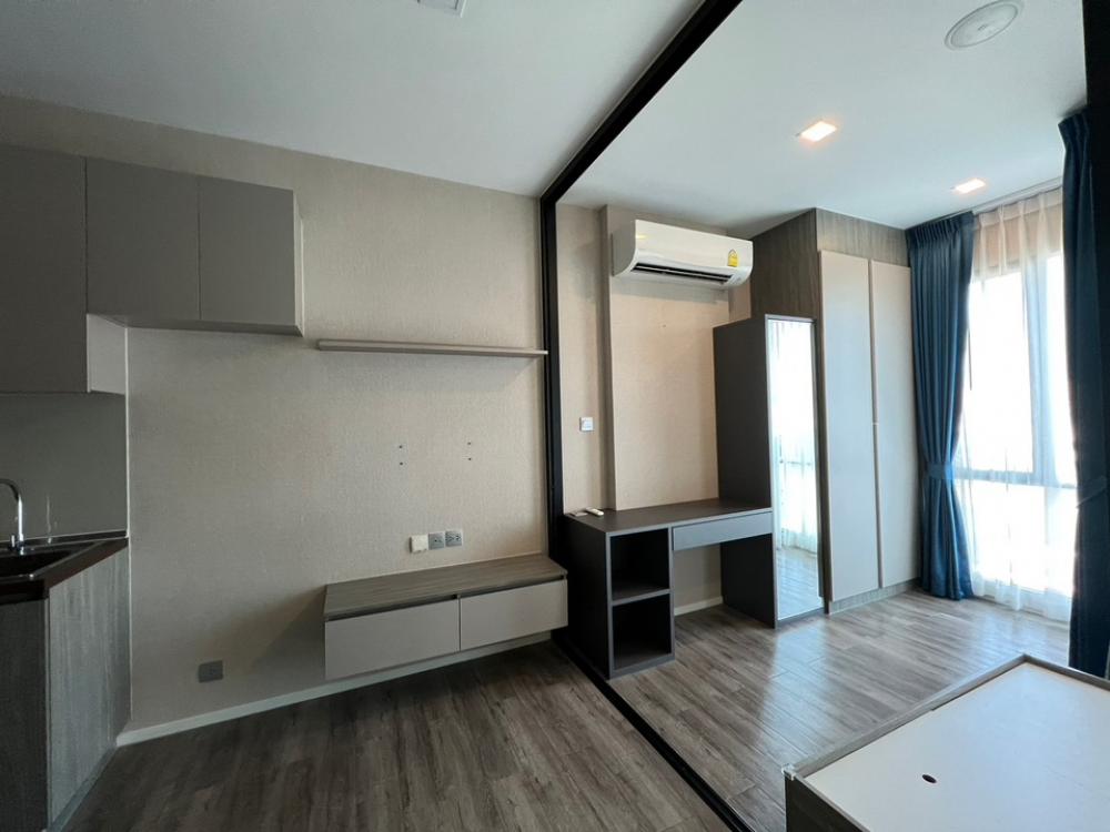 For SaleCondoRatchadapisek, Huaikwang, Suttisan : Urgent sale!!️ Brown Condo Ratchada 32, 6th floor, area 24.02 sq m, 1 bedroom, 1 bathroom, new rubber tile floor throughout the room - The room door is a type - Digital door lock - Wallpaper is attached to the whole room. Built-in furniture, a whole new s