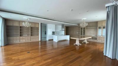 For RentCondoWitthayu, Chidlom, Langsuan, Ploenchit : 185 Rajadamri, 300 sqm. Spacious, Wood Built-in Furniture, Four Bedrooms, Maid Quarter, Nice view, Condo for Rent at 185 Rajadami.