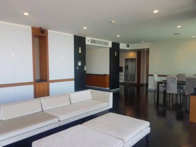 For RentCondoWongwianyai, Charoennakor : Watermark Chaophraya, Watermark Chaophraya River Condo ,River view High floor 284 Sqm 4 bedroom 5 bathroom partial furnished electric curtain new renovate Fantasic panoramic view for Rent !!