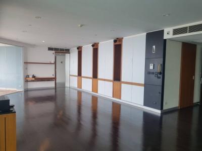 For RentCondoWongwianyai, Charoennakor : Watermark Chaophraya, Watermark Chaophraya River Condo ,River view High floor 283.60 Sqm 4+1 bedroom 5 bathroom 2 kikchen 1 Big livingroom 1 maid for Rent Well price!!