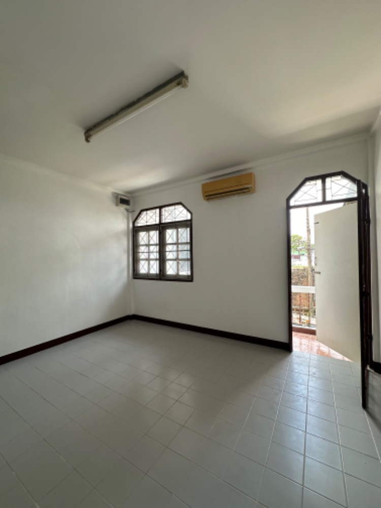 For RentTownhouseBangna, Bearing, Lasalle : Townhouse for rent Good location, cheap price!! Bangna/Bearing area