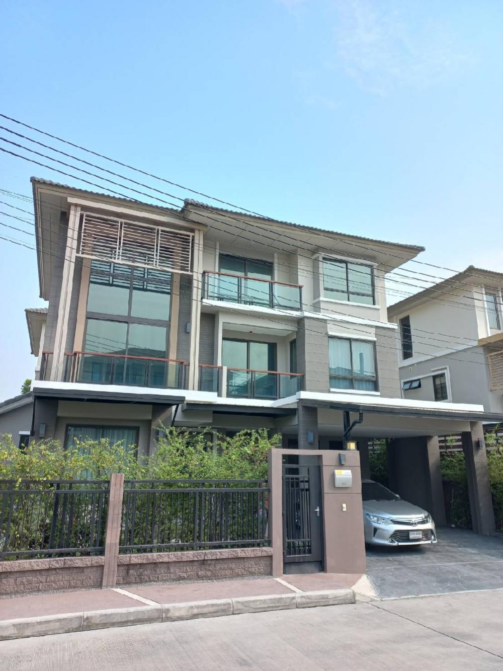 For SaleHouseVipawadee, Don Mueang, Lak Si : House for sale, Passorn Songprapa, Don Mueang, 3 floors, 4 bedrooms, 5 bathrooms, 260 sq m. 58.2 sq w. Decorated and ready to move in, very good location.