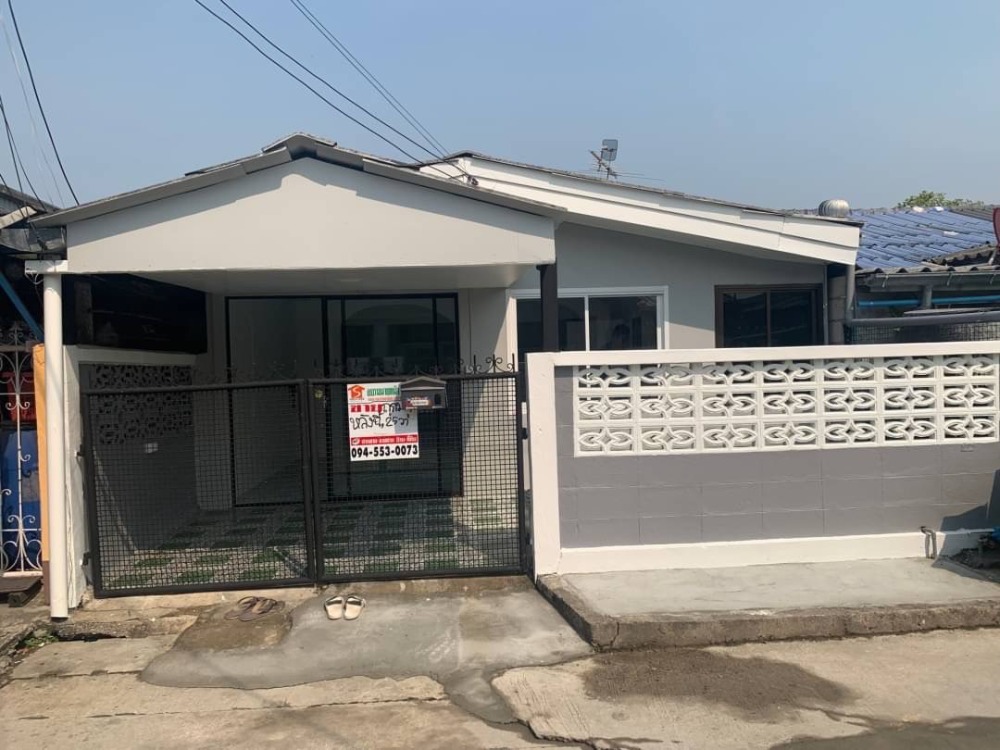 For SaleTownhouseSeri Thai, Ramkhamhaeng Nida : Single-storey townhouse for sale. Soi Rat Phatthana 5, Kheha Thani Village 4, area 25 sq w., Saphan Sung District The house has 2 bedrooms, 1 bathroom.