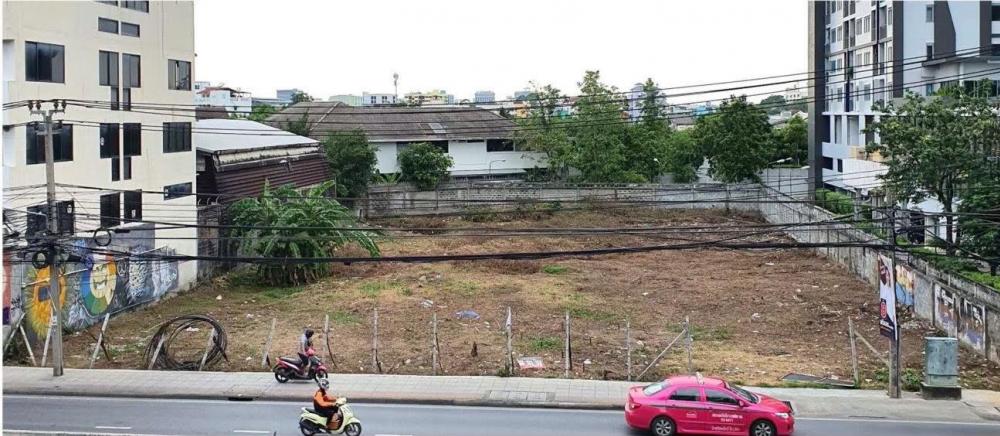 For SaleLandKasetsart, Ratchayothin : NE74 - Land for sale on Phaholyothin-Laksi Road. Next to Phaholyothin Road Wat Phra Si Mahathat BTS station Next to the silk place condo project