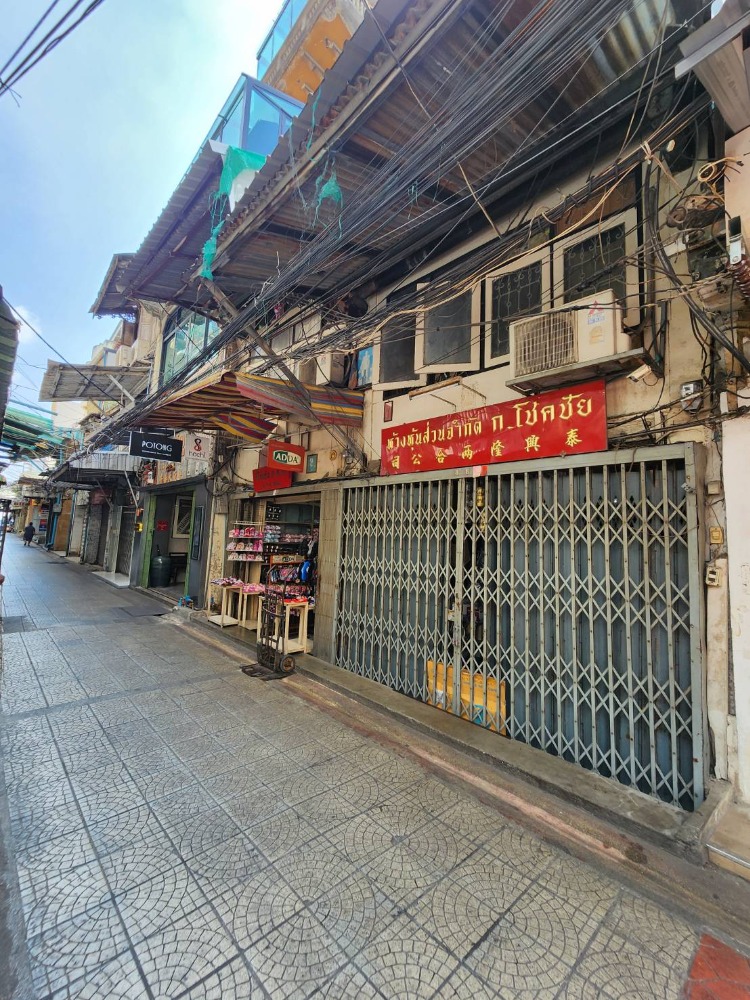 For SaleShophouseYaowarat, Banglamphu : Can't find it anymore!! The area is larger than 40 square meters, in the center of the wholesale market!! Selling commercial buildings in prime location! Near MRT Wat Mangkon in the heart of Chinatown!!