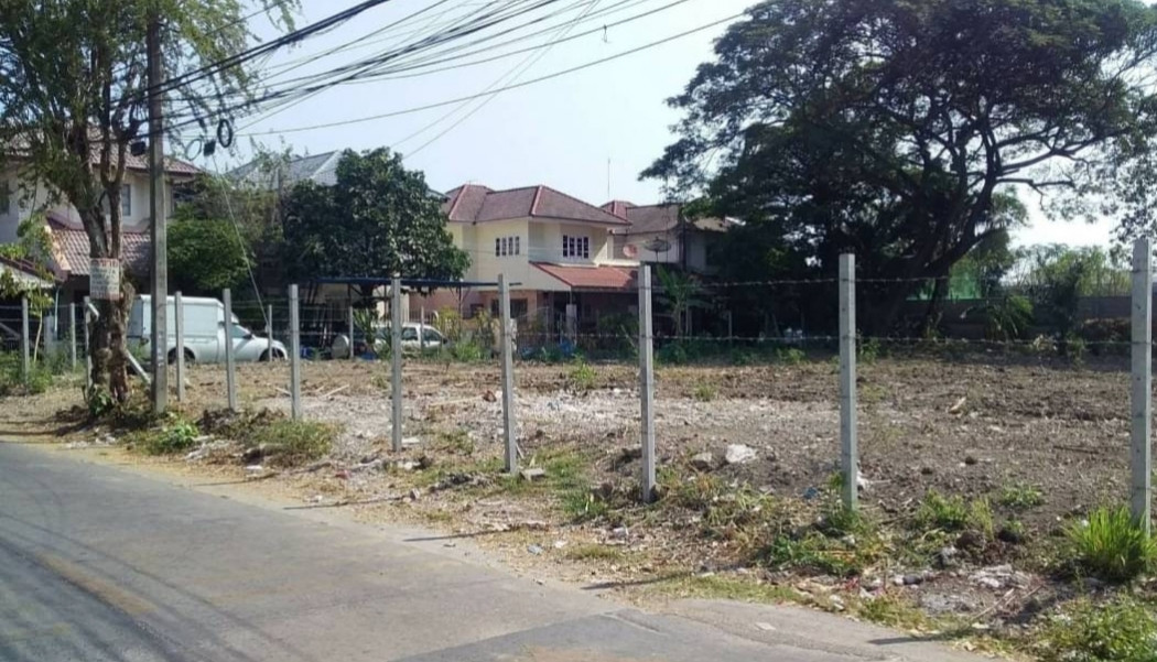 For SaleLandVipawadee, Don Mueang, Lak Si : Empty land filled in Soi Songprapa 24, large plot, 300 square wa. Access to many alleys near Harrow School.