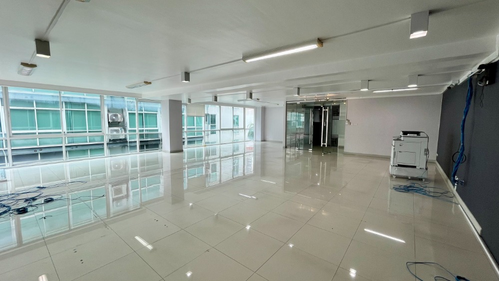 For RentOfficeWongwianyai, Charoennakor : Office for rent, near BTS Krung Thonburi, only 150 meters, very convenient to travel, Air Split Type, can open and close by yourself.