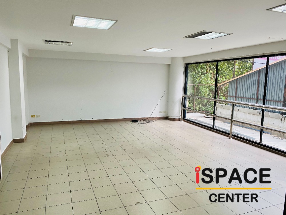 For RentOfficeWongwianyai, Charoennakor : 🚩Office for rent 220 sq m, 150 sq m. and 70 sq m., near BTS Krung Thonburi and BTS Wongwian Yai, about 300 meters, near ICON SIAM, there is a room divider inside. No need to invest in decoration.