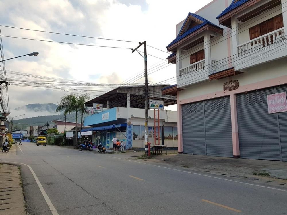 For RentShophouseMae Hong Son : Commercial building with warehouse and 5-6 parking lots for rent in the heart of Mae Sariang city