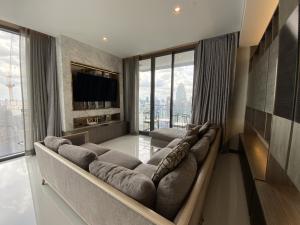 ขายคอนโด : Q 1 Sukhumvit - Beautifully Furnished 3 Bedrooms /  Ready To Move In / High Floor