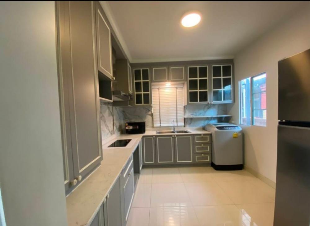For RentHousePattanakan, Srinakarin : A house for rent 85,000 b  Pussorn - Pattanakarn 38 Suanluang3 bed rooms 3 bath roomsFully furnished including air condition, washing machine , refrigerator, electricity stove, automatic remote gate and digital door lock.56 sq wah 220 sqmRent line/What