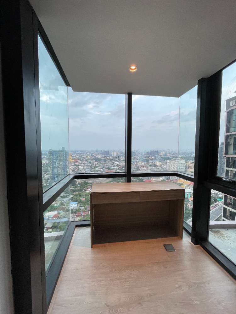 For SaleCondoThaphra, Talat Phlu, Wutthakat : Condo for sale, Altitude Unicorn Sathorn-Tha Phra, 32nd floor, usable area 55.34 sq m. Loft room, 2 bedrooms, 1 bathroom, swimming pool view, near BTS Talat Phlu, soaring into the business center, both Silom Road and Siam takes only 5 minutes.