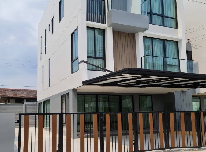 For RentHome OfficeChaengwatana, Muangthong : For Rent Townhome for rent / Home Office 3 floors, New Connect House Don Mueang project, accessible from 2 roads, both Vibhavadi Rangsit and Phahon Yothin, new building, 6 air conditioners, roof extension in front / suitable as an office, can register a c