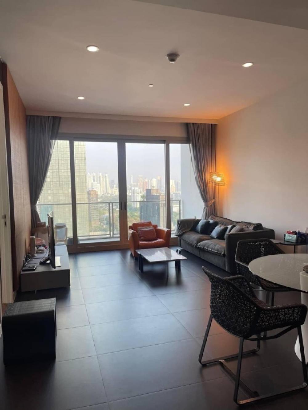 For RentCondoWitthayu, Chidlom, Langsuan, Ploenchit : Ready to rent, furnished and unfurnished, 185 RAJADAMRI luxurious condominium, 2 bedrooms, priced at 110k. Wide balcony, expansive view, convenient transportation.