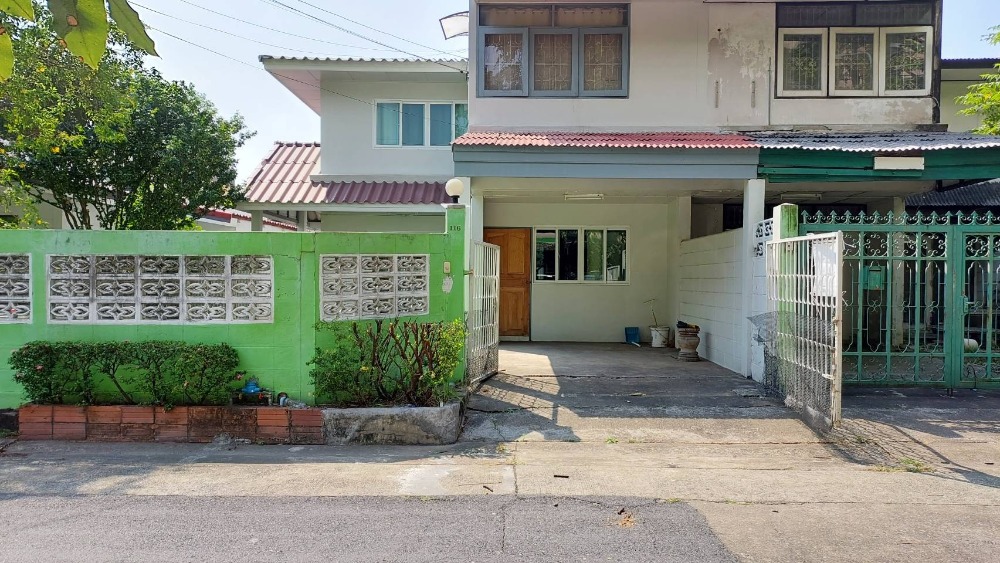 For RentHousePattanakan, Srinakarin : For rent 2 storey detached house  50 sq wa, 2 bedrooms, 2 bathrooms, 2 air conditioners, 2 car parks, near The Nine Department Store, Rama 9 Road, rent 27,000 baht/month