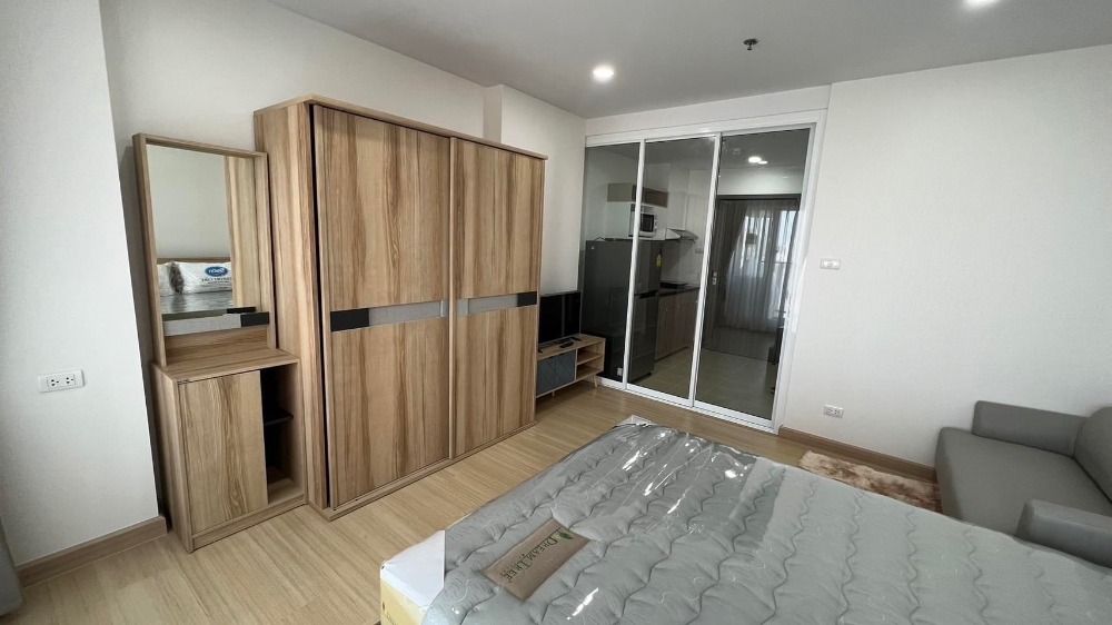 For RentCondoRamkhamhaeng, Hua Mak : For rent Supalai Veranda Ramkhamhaeng, size 28, Building C, 22nd floor, has a kitchen partition, furniture and complete electrical appliances, ready to move in