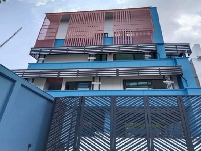 For RentHouseRatchadapisek, Huaikwang, Suttisan : For Rent Home Office for rent / 4-story building, usable area 420 square meters, parking for up to 8 cars / 7 air conditioners / location Sutthisan Soi 20 June, near MRT Sutthisan / suitable as an office for registering a company.