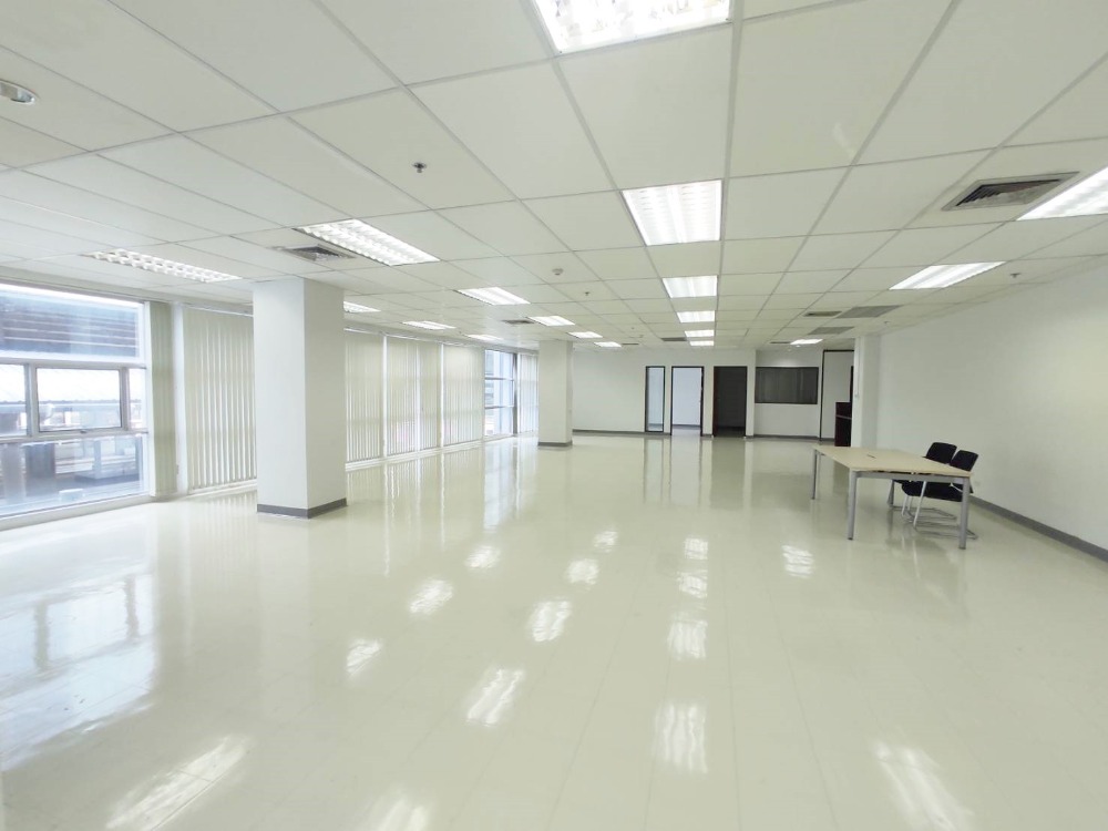 For RentOfficeSilom, Saladaeng, Bangrak : Furnished office for rent, next to BTS Saladaeng and MRT Silom, has room dividers and can work 24 hours.