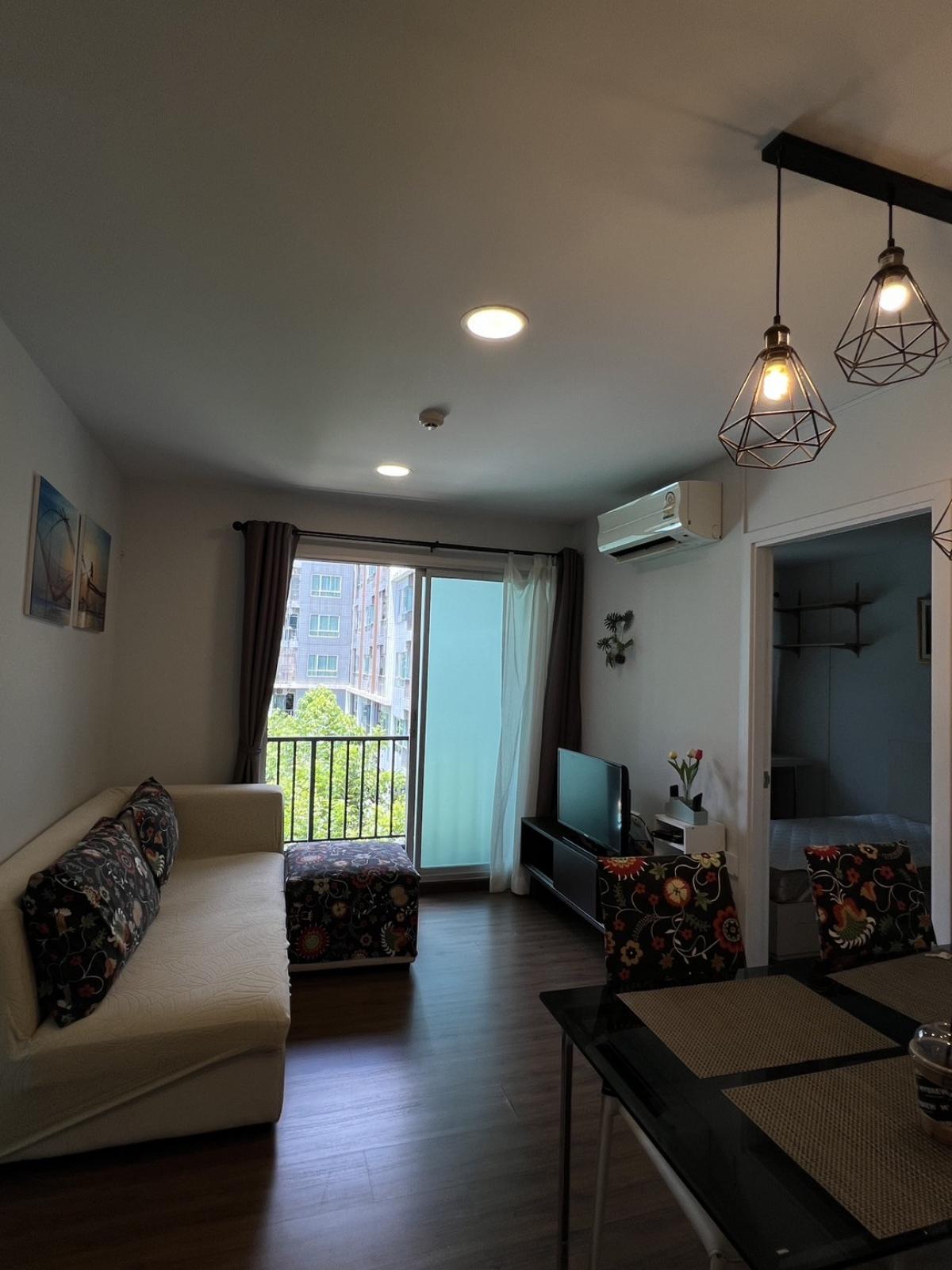 For RentCondoChaengwatana, Muangthong : Condo for rent, Hall mark Chaengwattana 17, Building A, 5th floor, size 25 sq m., Price 6,500 baht, opposite Central Chaengwattana. Easy access to the main road new year promotion (new room ready)