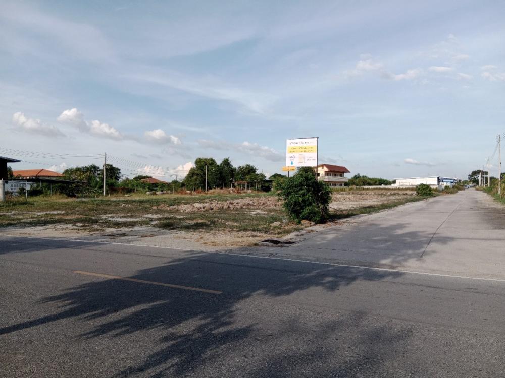 For SaleLandChachoengsao : Land for sale, front plot, installments available, low interest, most beautiful corner plot, 300 square meters, last plot, filled, title deed ready, with: concrete road, electricity main - water, 2 sides of the road, 70 meters, parking on 4 sides, near th